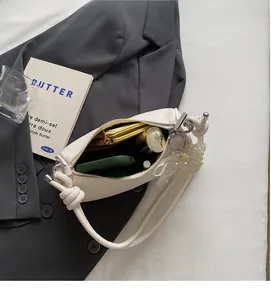Interno spazioso della borsa a spalla avorio con spazio per cellulare e trucchi