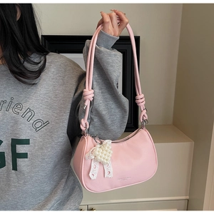 Borsa hobo rosa con trama litchi ed elegante ciondolo a cuore di perle con fiocco