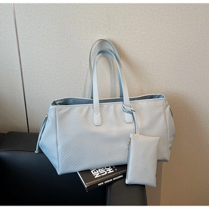 Détail du grand sac cabas matelassé bleu clair et sa pochette assortie