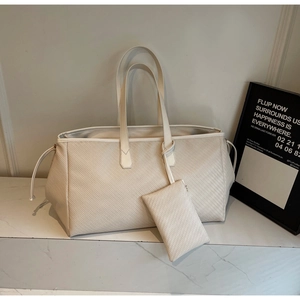 Détail d'un ensemble cabas tissé crème avec pochette intérieure assortie et cordons
