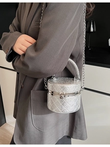 Silberne Glitzer-Eimertasche mit Rautensteppung und Kettenriemen für Damen
