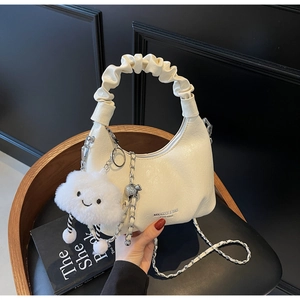 Détail du sac à main blanc cassé avec poignée froncée, chaîne et pendentif en nuage