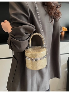 Schicke goldene Zylindertasche mit Steppmuster und gewebtem Griff für formelle Anlässe