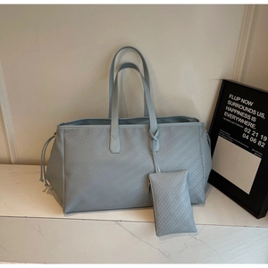 Vue détaillée du grand sac cabas tressé bleu clair avec sa petite pochette assortie