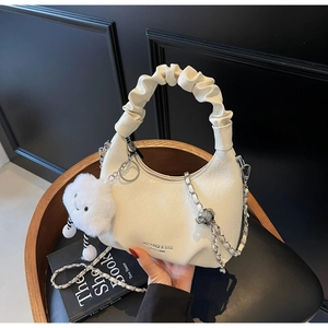 Détail du sac bandoulière blanc crème avec texture litchi et charm nuage mignon
