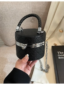 Schicke schwarze gesteppte Beuteltasche mit Silberkette und glitzerndem Griff