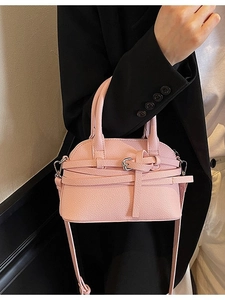 Mini sac coquille rose en cuir litchi avec ceinture décorative et bandoulière