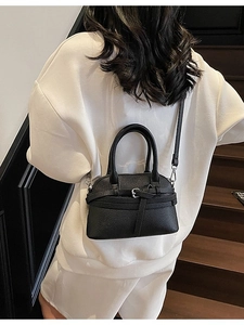 Sac à main chic en cuir noir à motif litchi avec boucle argentée sur modèle