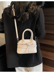 Petit sac bandoulière crème élégant en cuir texturé avec poignée et boucle argentée chic