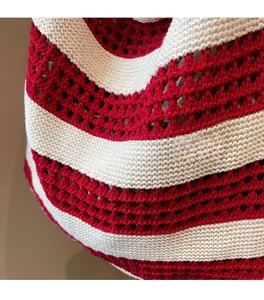 Gros plan sur la texture crochetée ajourée rouge et blanc de ce sac cabas tendance