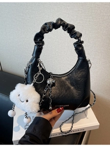 Sac à Épaule Hobo en Cuir PU pour Femme avec Poignée Plissée Bandoulière en Chaîne Métallique et Pendentif Nuage en Peluche