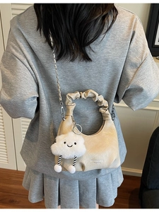 Sac bandoulière beige plissé avec breloque nuage et chaîne pour femmes