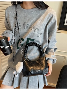 Sac à main chic en cuir PU noir avec breloque nuage en peluche et bandoulière en chaîne