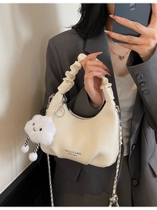 Sac à main bandoulière blanc cassé avec poignée froncée et charmant pendentif nuage