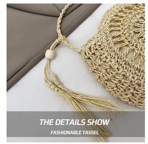 Dettaglio macro della trama in paglia con lunghe frange eleganti e una perla decorativa in legno