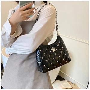 Gros plan du sac porté épaule matelassé noir avec strass, étoile et bandoulière chaîne