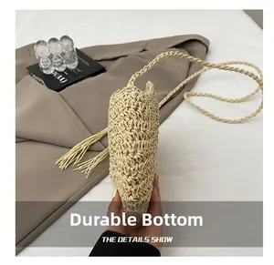 Dettaglio del fondo intrecciato resistente della borsa di paglia beige da spiaggia