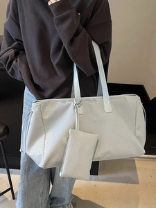 Grand sac cabas bleu clair à texture tressée avec pochette assortie pour femme chic
