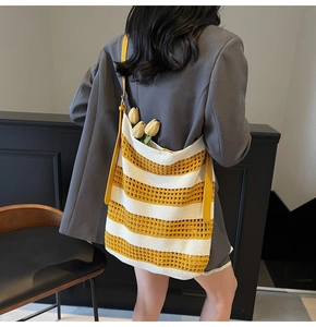 Détail du sac cabas en crochet rayé jaune et blanc avec bandoulière réglable en cuir