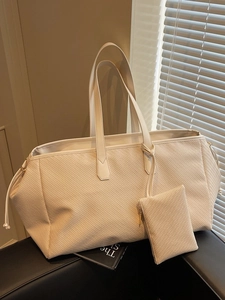 Grand sac cabas tressé crème avec pochette assortie pour un style chic quotidien
