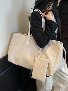 Grand sac cabas tressé beige chic pour femme avec pochette assortie pour un usage quotidien