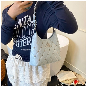 Détail du sac hobo matelassé bleu clair avec étoile et bandoulière en chaîne