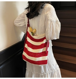 Détail du sac cabas en maille rayé rouge et blanc avec anses en cuir et tulipes