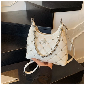 Détail du sac à bandoulière en cuir blanc avec clous étoiles argentés et bandoulière