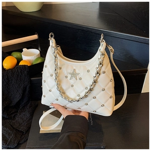 Détail du sac croissant matelassé blanc avec logo étoile argenté et bandoulière chaîne