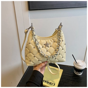 Détail du sac hobo matelassé crème avec clous étoiles argentés et bandoulière chaîne