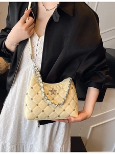 Sac bandoulière matelassé beige avec breloque étoile et clous métalliques