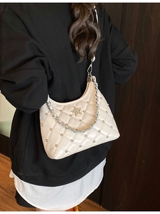 Sac bandoulière matelassé crème avec détails d'étoiles et bandoulière chaîne