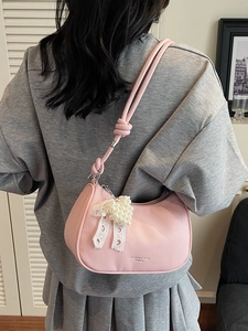 Borsa hobo rosa trama litchi con pendente a cuore di perle e manico in corda da donna
