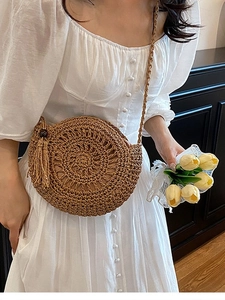 Borsa a tracolla rotonda in paglia fatta a mano con nappe per vacanze estive