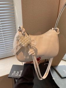 Borsa hobo bianca chic con trama litchi, ciondolo a cuore e tracolla con nodi
