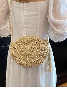 Borsa da spiaggia rotonda in paglia intrecciata con nappa e tracolla in stile boho