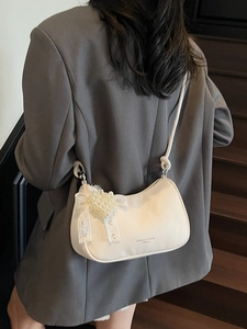 Borsa a spalla bianca in pelle martellata a mezzaluna con ciondolo a cuore di perle e pizzo