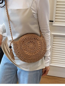 Piccola borsa a tracolla rotonda in paglia intrecciata con nappe per le vacanze estive