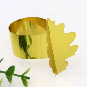 Détail d'un rond de serviette en forme de feuille dorée pour tables de fête et mariages
