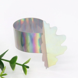 Détail macro du rond de serviette en papier iridescent découpé au laser avec motif