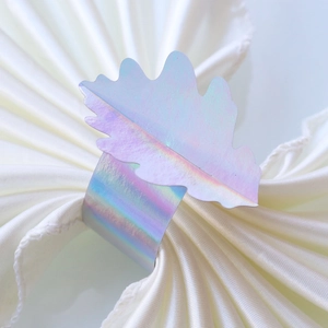 Détail d'un rond de serviette en forme de feuille irisée avec effet holographique