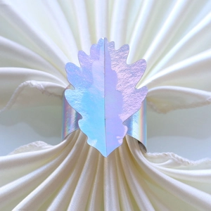 Détail du rond de serviette en feuille découpée au laser avec fini iridescent