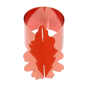 Détail du rond de serviette en papier feuille d'érable rouge pour les tables de fête