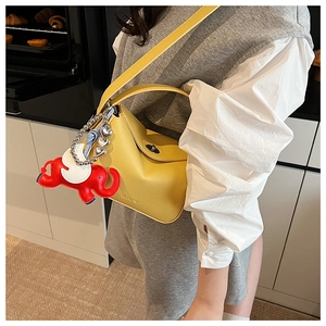 Sac à main en cuir jaune avec pendentif éléphant rouge et fermoir rotatif en argent