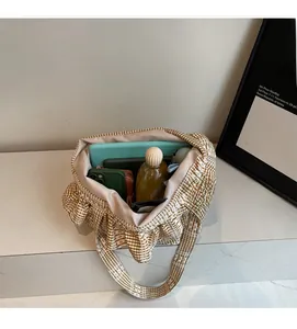 Intérieur spacieux d'un sac fourre-tout en toile à carreaux jaunes montrant le rangement