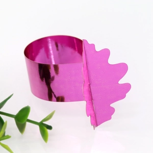 Détail d'un rond de serviette en métal rose brillant en forme d'ananas pour décoration