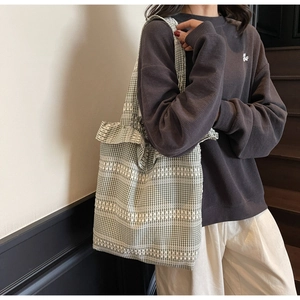Vue détaillée du grand sac cabas en toile à carreaux vichy vert et blanc avec volants