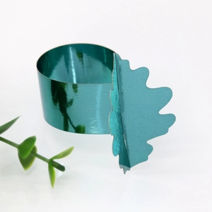 Vue détaillée du rond de serviette cyan métallique avec motif feuille pour Thanksgiving