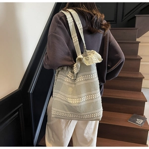 Détail d'un sac cabas en toile à carreaux verts et blancs avec des bords à volants élégants