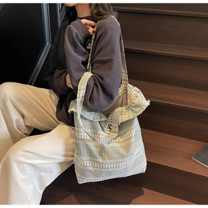 Détail du sac cabas en toile à carreaux verts et blancs au design spacieux et chic